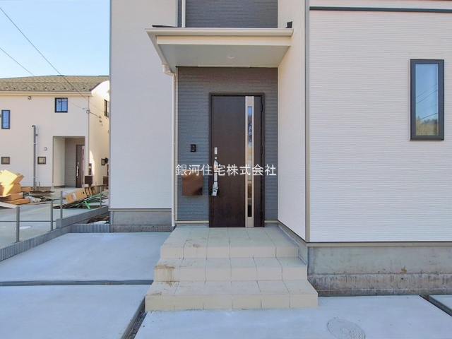 G00386061 埼玉県新座市石神４丁目 新築一戸建て 3890万円 土地面積100.04m² (約30.26坪) 建物面積87.77m² (約26.55坪) 間取り４ＬＤＫ 築年月2026年02月【外観5】