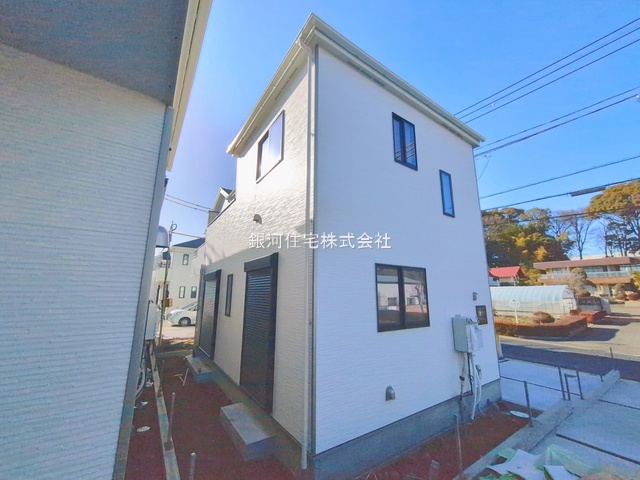 G00386061 埼玉県新座市石神４丁目 新築一戸建て 3890万円 土地面積100.04m² (約30.26坪) 建物面積87.77m² (約26.55坪) 間取り４ＬＤＫ 築年月2026年02月【外観11】