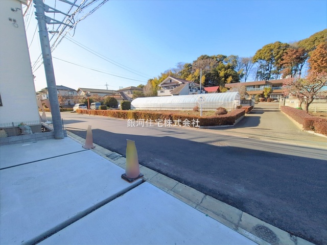 G00386061 埼玉県新座市石神４丁目 新築一戸建て 3890万円 土地面積100.04m² (約30.26坪) 建物面積87.77m² (約26.55坪) 間取り４ＬＤＫ 築年月2026年02月【外観12】