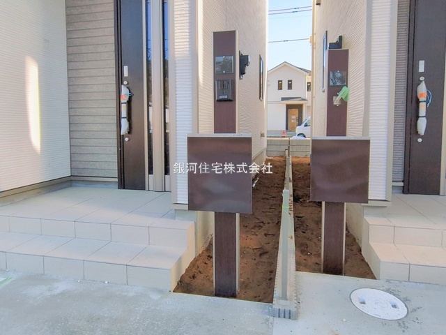 G00386063 埼玉県新座市石神４丁目 新築一戸建て 3390万円 土地面積100.07m² (約30.27坪) 建物面積86.11m² (約26.04坪) 間取り４ＬＤＫ 築年月2026年02月【外観4】