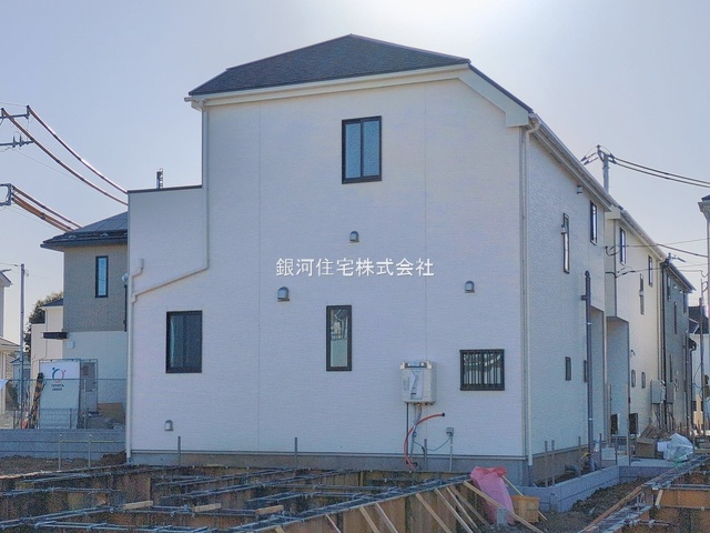 G00386063 埼玉県新座市石神４丁目 新築一戸建て 3390万円 土地面積100.07m² (約30.27坪) 建物面積86.11m² (約26.04坪) 間取り４ＬＤＫ 築年月2026年02月【外観9】