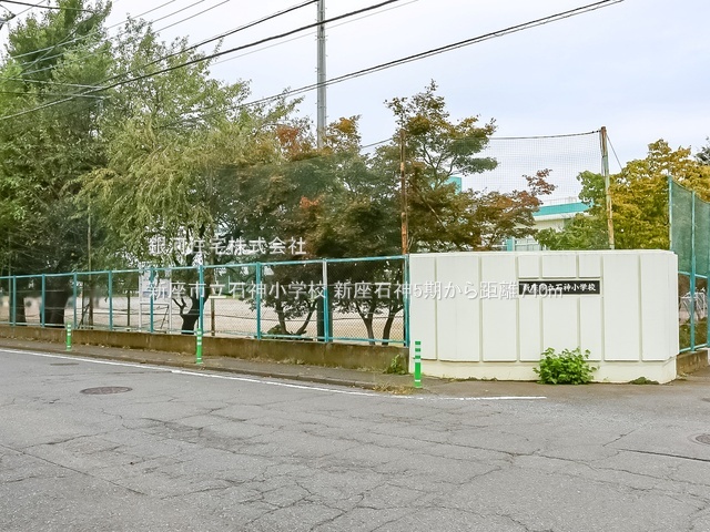 G00386063 埼玉県新座市石神４丁目 新築一戸建て 3390万円 土地面積100.07m² (約30.27坪) 建物面積86.11m² (約26.04坪) 間取り４ＬＤＫ 築年月2026年02月【周辺環境】新座市立石神小学校