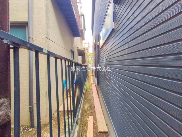 G00386069 東京都大田区上池台３丁目 新築一戸建て 8980万円 土地面積99.59m² (約30.12坪) 建物面積105.57m² (約31.93坪) 間取り３ＳＬＤＫ 築年月2025年12月(築１年以内)【外観11】