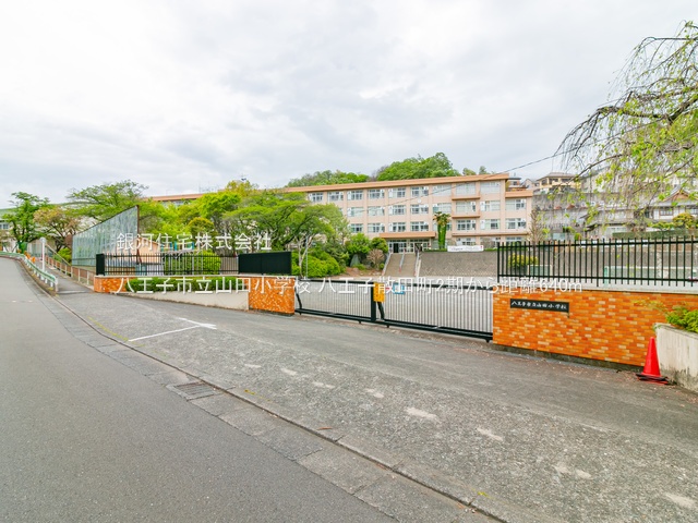 G00386082 東京都八王子市散田町２丁目 新築一戸建て 3790万円 土地面積102.15m² (約30.90坪) 建物面積79.90m² (約24.16坪) 間取り３ＬＤＫ 築年月2025年12月(築１年以内)【周辺環境】八王子市立山田小学校