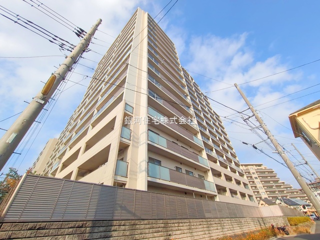 G00386973 東京都調布市上石原３丁目 中古マンション 5380万円 専有面積80.96m² (約24.49坪) 間取り２ＳＬＤＫ 所在階2階 築年月2003年08月(築22年)【外観2】