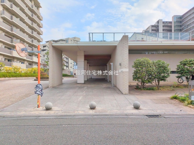 G00386973 東京都調布市上石原３丁目 中古マンション 5380万円 専有面積80.96m² (約24.49坪) 間取り２ＳＬＤＫ 所在階2階 築年月2003年08月(築22年)【外観5】