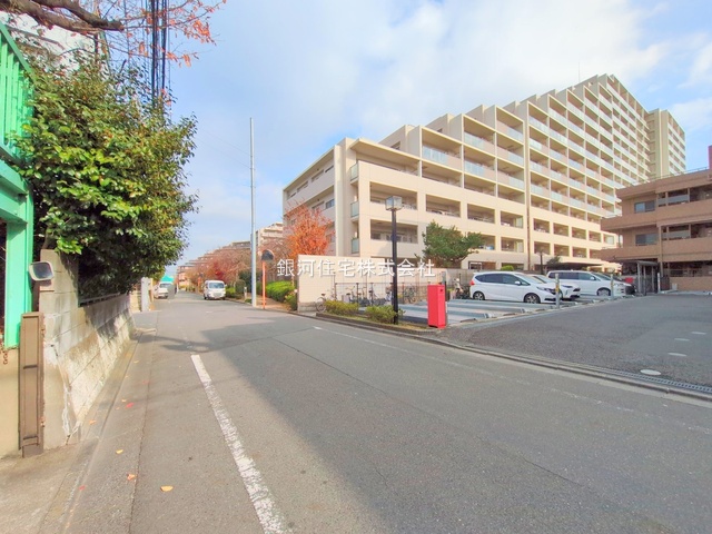 G00386973 東京都調布市上石原３丁目 中古マンション 5380万円 専有面積80.96m² (約24.49坪) 間取り２ＳＬＤＫ 所在階2階 築年月2003年08月(築22年)【外観7】