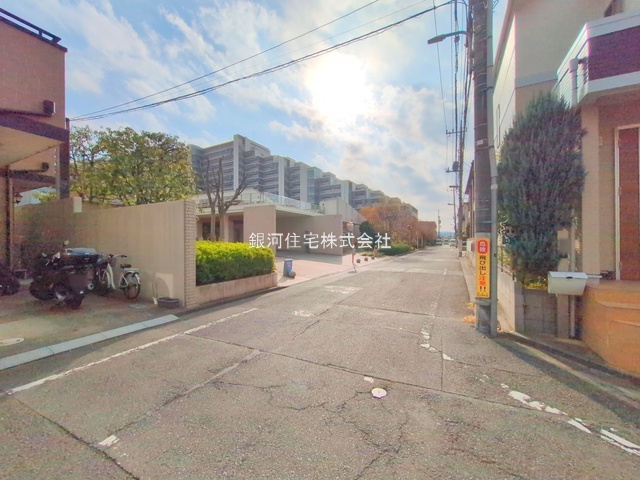 G00386973 東京都調布市上石原３丁目 中古マンション 5380万円 専有面積80.96m² (約24.49坪) 間取り２ＳＬＤＫ 所在階2階 築年月2003年08月(築22年)【外観9】