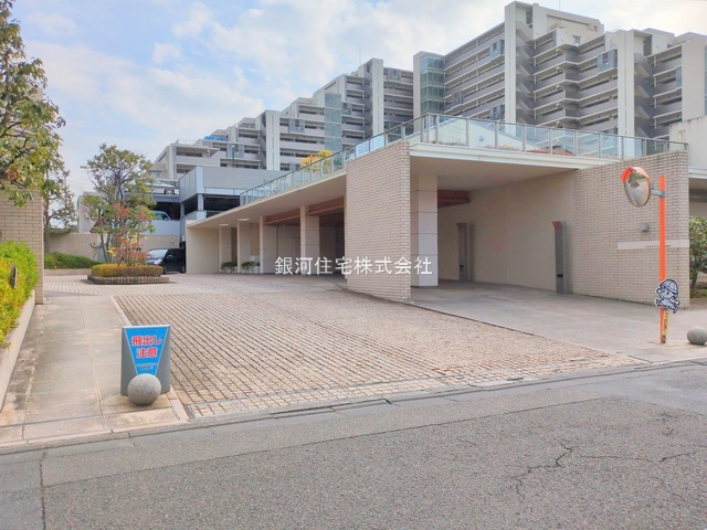 G00386973 東京都調布市上石原３丁目 中古マンション 5380万円 専有面積80.96m² (約24.49坪) 間取り２ＳＬＤＫ 所在階2階 築年月2003年08月(築22年)【外観10】