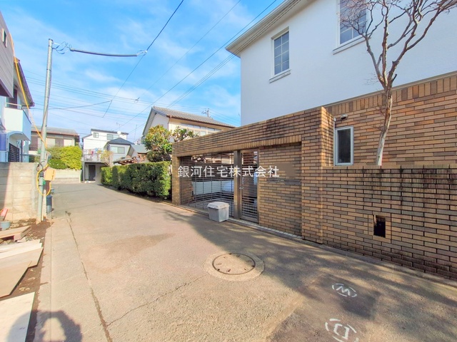 G00387413 東京都世田谷区梅丘２丁目 新築一戸建て 1億998万円 土地面積90.66m² (約27.42坪) 建物面積81.55m² (約24.66坪) 築年月2026年01月(築１年以内)【外観16】