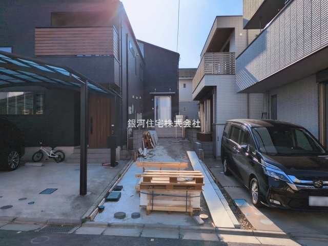 G00389105 埼玉県川口市柳崎４丁目 新築一戸建て 9990万円 土地面積131.12m² (約39.66坪) 建物面積105.99m² (約32.06坪) 間取り２ＳＬＤＫ 築年月2025年10月(築１年以内)【外観2】