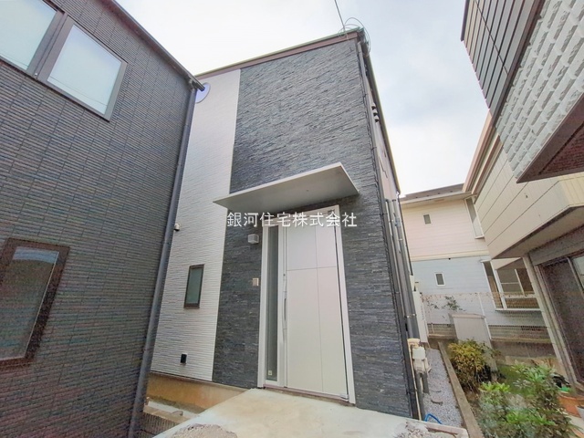 G00389105 埼玉県川口市柳崎４丁目 新築一戸建て 9990万円 土地面積131.12m² (約39.66坪) 建物面積105.99m² (約32.06坪) 間取り２ＳＬＤＫ 築年月2025年10月(築１年以内)【外観7】