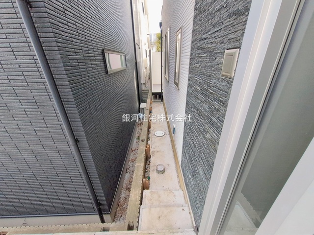 G00389105 埼玉県川口市柳崎４丁目 新築一戸建て 9990万円 土地面積131.12m² (約39.66坪) 建物面積105.99m² (約32.06坪) 間取り２ＳＬＤＫ 築年月2025年10月(築１年以内)【外観12】