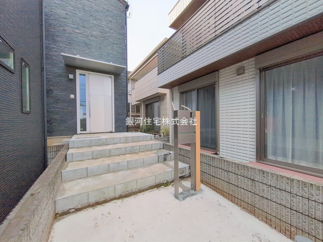 G00389105 埼玉県川口市柳崎４丁目 新築一戸建て 9990万円 土地面積131.12m² (約39.66坪) 建物面積105.99m² (約32.06坪) 間取り２ＳＬＤＫ 築年月2025年10月(築１年以内)【外観14】