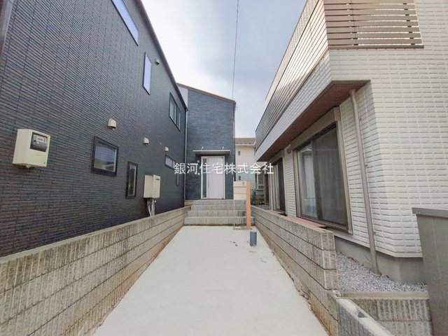 G00389105 埼玉県川口市柳崎４丁目 新築一戸建て 9990万円 土地面積131.12m² (約39.66坪) 建物面積105.99m² (約32.06坪) 間取り２ＳＬＤＫ 築年月2025年10月(築１年以内)【外観16】