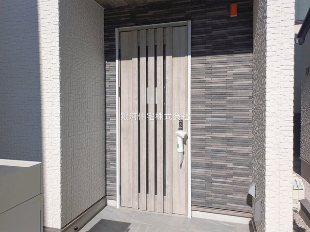 G00389450 東京都練馬区桜台４丁目 新築一戸建て 9980万円 土地面積113.19m² (約34.23坪) 建物面積107.72m² (約32.58坪) 間取り３ＳＬＤＫ 築年月2026年01月(築１年以内)【外観4】