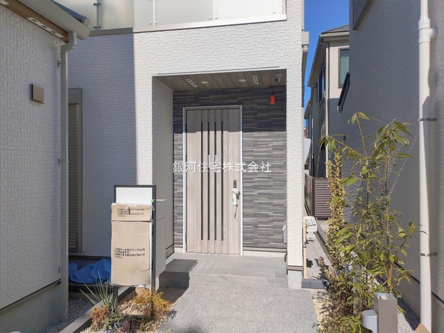 G00389450 東京都練馬区桜台４丁目 新築一戸建て 9980万円 土地面積113.19m² (約34.23坪) 建物面積107.72m² (約32.58坪) 間取り３ＳＬＤＫ 築年月2026年01月(築１年以内)【外観5】