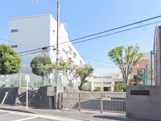 G00389974 神奈川県横浜市鶴見区北寺尾６丁目 新築一戸建て 6699万円 土地面積133.78m² (約40.46坪) 建物面積104.33m² (約31.55坪) 間取り４ＬＤＫ 築年月2026年03月(築１年以内)【周辺環境】横浜市立馬場小学校