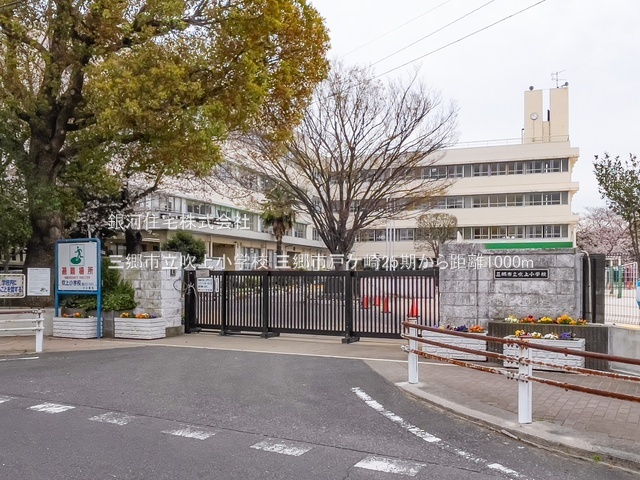 G00389997 埼玉県三郷市戸ヶ崎 新築一戸建て 3280万円 土地面積82.43m² (約24.93坪) 建物面積112.99m² (約34.17坪) 間取り４ＬＤＫ 築年月2026年05月【周辺環境】三郷市立吹上小学校