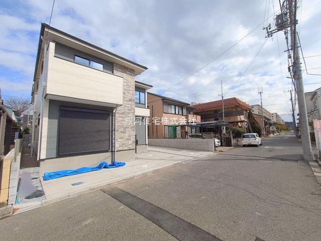G00390000 千葉県松戸市新松戸７丁目 新築一戸建て 6199万円 土地面積100.25m² (約30.32坪) 建物面積96.96m² (約29.33坪) 間取り４ＬＤＫ 築年月2026年01月(築１年以内)【外観3】