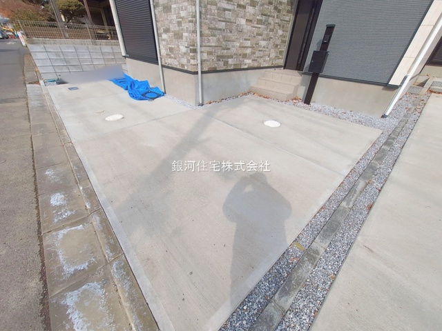 G00390000 千葉県松戸市新松戸７丁目 新築一戸建て 6199万円 土地面積100.25m² (約30.32坪) 建物面積96.96m² (約29.33坪) 間取り４ＬＤＫ 築年月2026年01月(築１年以内)【外観4】