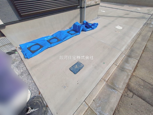 G00390000 千葉県松戸市新松戸７丁目 新築一戸建て 6199万円 土地面積100.25m² (約30.32坪) 建物面積96.96m² (約29.33坪) 間取り４ＬＤＫ 築年月2026年01月(築１年以内)【外観5】