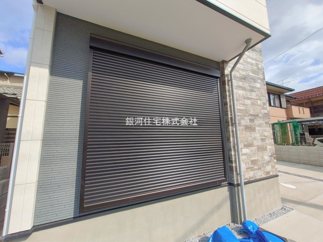 G00390000 千葉県松戸市新松戸７丁目 新築一戸建て 6199万円 土地面積100.25m² (約30.32坪) 建物面積96.96m² (約29.33坪) 間取り４ＬＤＫ 築年月2026年01月(築１年以内)【外観6】