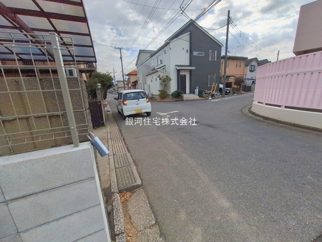 G00390000 千葉県松戸市新松戸７丁目 新築一戸建て 6199万円 土地面積100.25m² (約30.32坪) 建物面積96.96m² (約29.33坪) 間取り４ＬＤＫ 築年月2026年01月(築１年以内)【外観8】