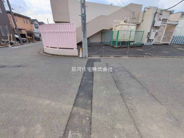 G00390000 千葉県松戸市新松戸７丁目 新築一戸建て 6199万円 土地面積100.25m² (約30.32坪) 建物面積96.96m² (約29.33坪) 間取り４ＬＤＫ 築年月2026年01月(築１年以内)【外観10】