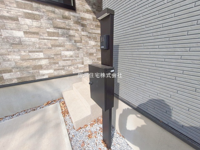 G00390000 千葉県松戸市新松戸７丁目 新築一戸建て 6199万円 土地面積100.25m² (約30.32坪) 建物面積96.96m² (約29.33坪) 間取り４ＬＤＫ 築年月2026年01月(築１年以内)【外観16】