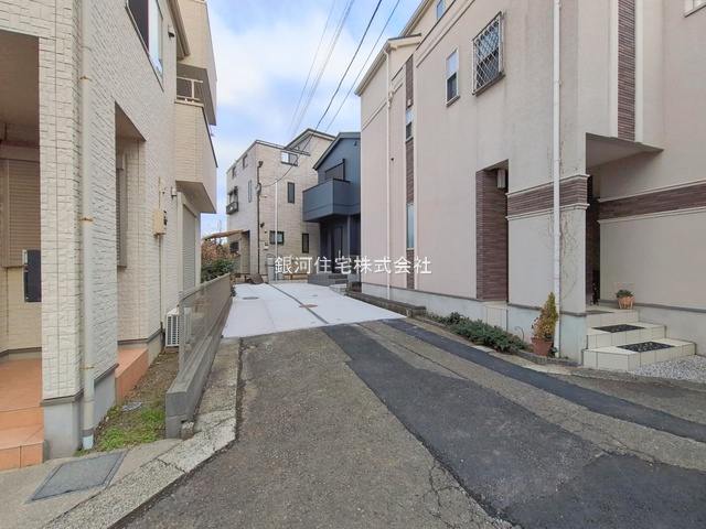 G00390500 神奈川県川崎市宮前区平４丁目 新築一戸建て 4360万円 土地面積99.90m² (約30.21坪) 建物面積86.73m² (約26.23坪) 間取り３ＬＤＫ 築年月2026年02月(築１年以内)【外観3】