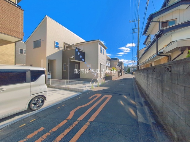 G00391216 埼玉県鴻巣市人形４丁目 新築一戸建て 2990万円 土地面積102.02m² (約30.86坪) 建物面積106.51m² (約32.21坪) 間取り４ＬＤＫ 築年月2026年07月(築１年以内)【外観3】