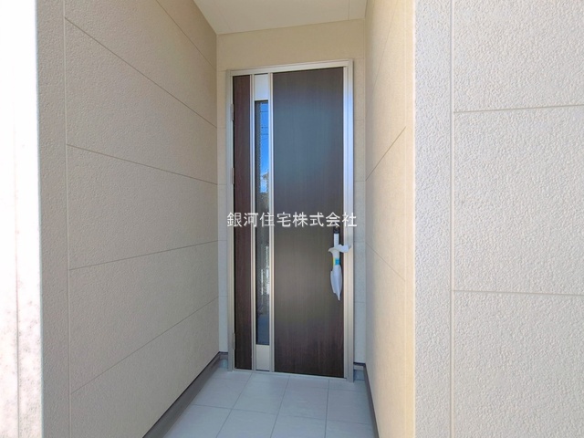 G00391216 埼玉県鴻巣市人形４丁目 新築一戸建て 2990万円 土地面積102.02m² (約30.86坪) 建物面積106.51m² (約32.21坪) 間取り４ＬＤＫ 築年月2026年07月(築１年以内)【外観7】