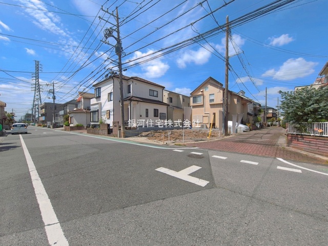 G00392466 埼玉県越谷市宮本町５丁目 新築一戸建て 4798万円 土地面積104.90m² (約31.73坪) 建物面積104.52m² (約31.61坪) 間取り３ＬＤＫ 築年月2026年05月【外観3】