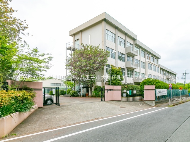 G00392829 東京都八王子市大和田町７丁目 新築一戸建て 4280万円 土地面積110.53m² (約33.43坪) 建物面積88.39m² (約26.73坪) 間取り３ＬＤＫ 築年月2026年10月【周辺環境】八王子市立ひよどり山中学校