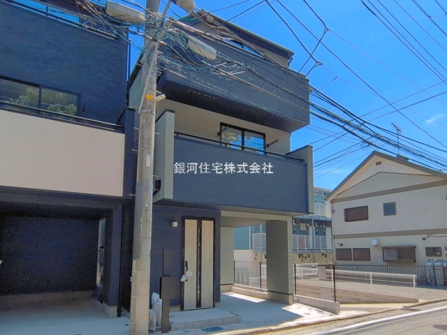 G00393441 神奈川県横浜市栄区笠間５丁目 新築一戸建て 5598万円 土地面積59.61m² (約18.03坪) 建物面積100.09m² (約30.27坪) 間取り３ＬＤＫ 築年月2026年05月(築１年以内)【外観2】