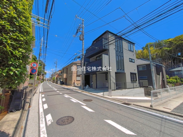 G00393441 神奈川県横浜市栄区笠間５丁目 新築一戸建て 5598万円 土地面積59.61m² (約18.03坪) 建物面積100.09m² (約30.27坪) 間取り３ＬＤＫ 築年月2026年05月(築１年以内)【外観3】