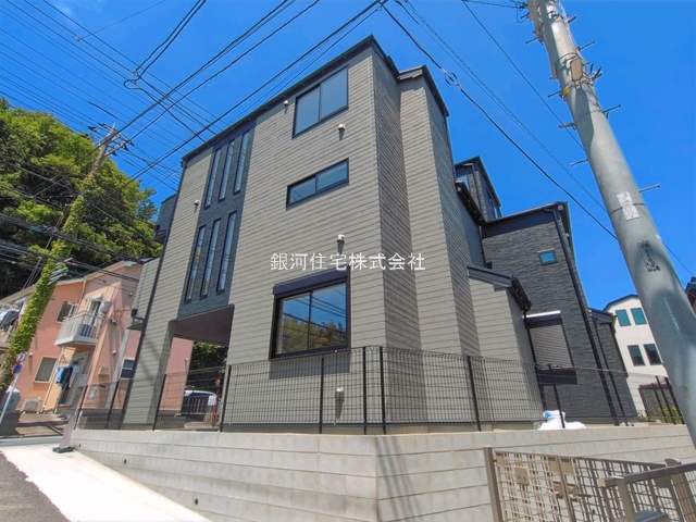 G00393441 神奈川県横浜市栄区笠間５丁目 新築一戸建て 5598万円 土地面積59.61m² (約18.03坪) 建物面積100.09m² (約30.27坪) 間取り３ＬＤＫ 築年月2026年05月(築１年以内)【外観4】