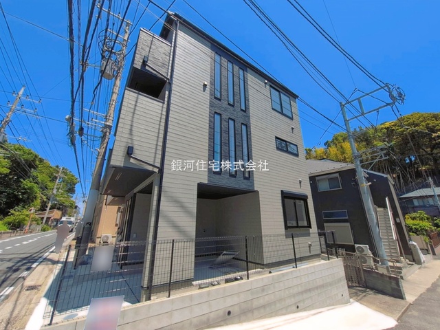 G00393441 神奈川県横浜市栄区笠間５丁目 新築一戸建て 5598万円 土地面積59.61m² (約18.03坪) 建物面積100.09m² (約30.27坪) 間取り３ＬＤＫ 築年月2026年05月(築１年以内)【外観5】