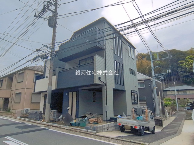 G00393441 神奈川県横浜市栄区笠間５丁目 新築一戸建て 5598万円 土地面積59.61m² (約18.03坪) 建物面積100.09m² (約30.27坪) 間取り３ＬＤＫ 築年月2026年05月(築１年以内)【外観14】