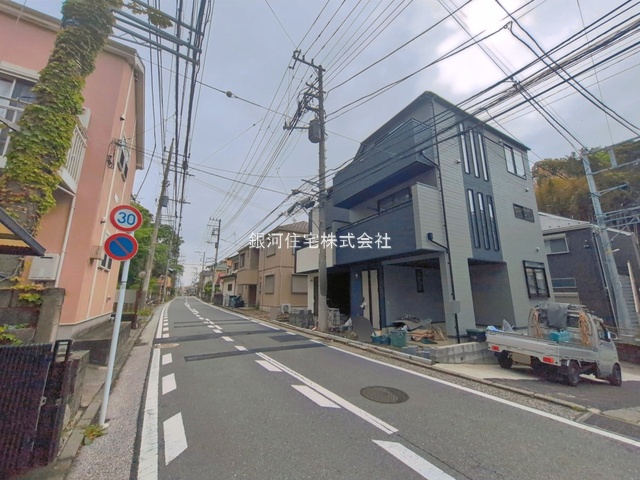G00393441 神奈川県横浜市栄区笠間５丁目 新築一戸建て 5598万円 土地面積59.61m² (約18.03坪) 建物面積100.09m² (約30.27坪) 間取り３ＬＤＫ 築年月2026年05月(築１年以内)【外観16】