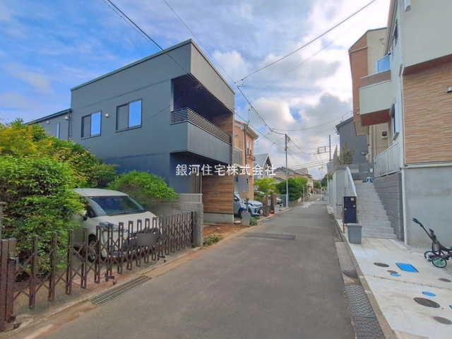 G00393589 神奈川県藤沢市藤が岡２丁目 新築一戸建て 4780万円 土地面積79.32m² (約23.99坪) 建物面積98.94m² (約29.92坪) 築年月2026年06月(築１年以内)【外観9】