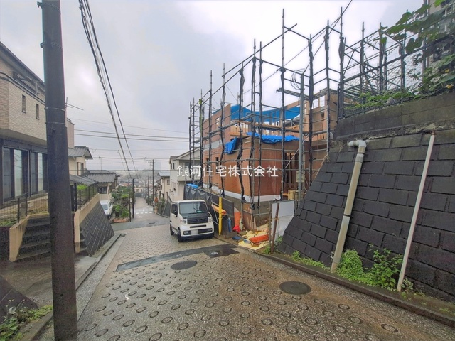 G00393600 神奈川県横浜市金沢区富岡西１丁目 新築一戸建て 5180万円 土地面積107.91m² (約32.64坪) 建物面積100.78m² (約30.48坪) 間取り４ＬＤＫ 築年月2026年07月【外観3】