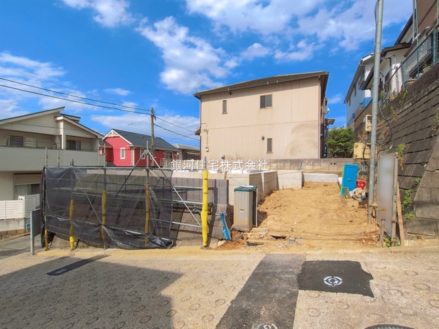 G00393600 神奈川県横浜市金沢区富岡西１丁目 新築一戸建て 5180万円 土地面積107.91m² (約32.64坪) 建物面積100.78m² (約30.48坪) 間取り４ＬＤＫ 築年月2026年07月【外観5】