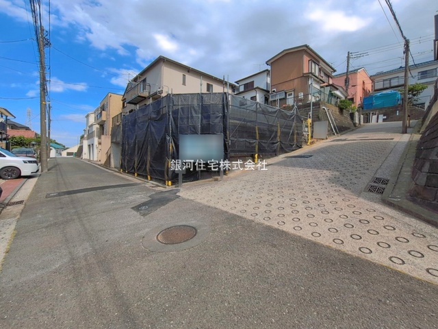 G00393600 神奈川県横浜市金沢区富岡西１丁目 新築一戸建て 5180万円 土地面積107.91m² (約32.64坪) 建物面積100.78m² (約30.48坪) 間取り４ＬＤＫ 築年月2026年07月【外観6】