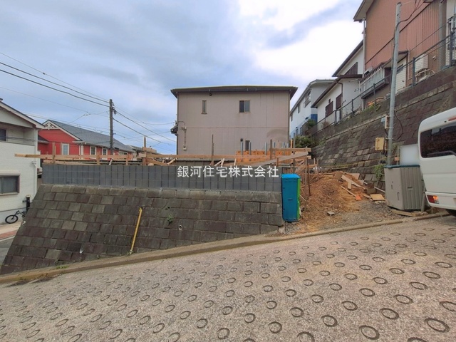 G00393600 神奈川県横浜市金沢区富岡西１丁目 新築一戸建て 5180万円 土地面積107.91m² (約32.64坪) 建物面積100.78m² (約30.48坪) 間取り４ＬＤＫ 築年月2026年07月【外観7】