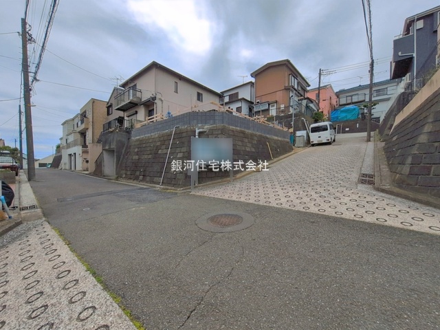 G00393600 神奈川県横浜市金沢区富岡西１丁目 新築一戸建て 5180万円 土地面積107.91m² (約32.64坪) 建物面積100.78m² (約30.48坪) 間取り４ＬＤＫ 築年月2026年07月【外観9】