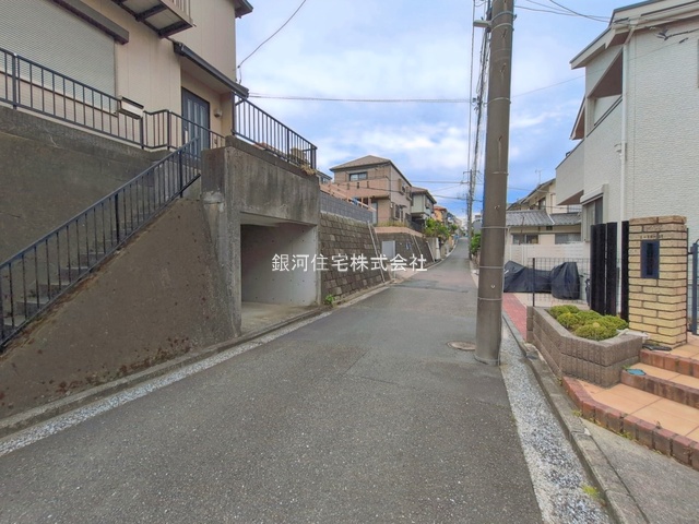 G00393600 神奈川県横浜市金沢区富岡西１丁目 新築一戸建て 5180万円 土地面積107.91m² (約32.64坪) 建物面積100.78m² (約30.48坪) 間取り４ＬＤＫ 築年月2026年07月【外観10】
