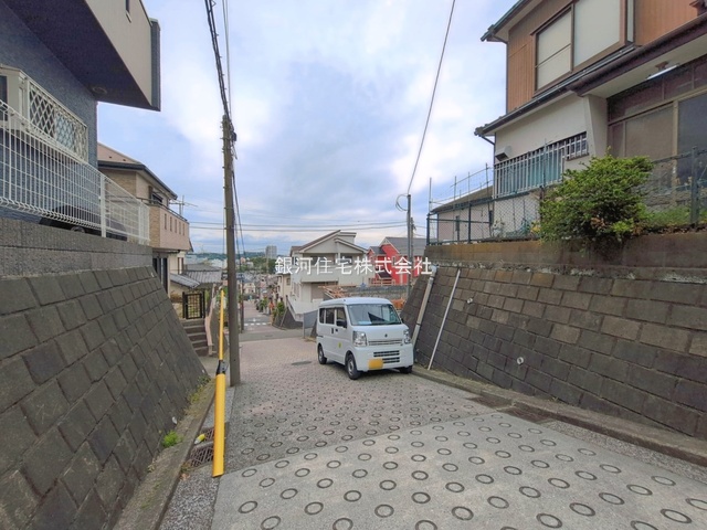 G00393600 神奈川県横浜市金沢区富岡西１丁目 新築一戸建て 5180万円 土地面積107.91m² (約32.64坪) 建物面積100.78m² (約30.48坪) 間取り４ＬＤＫ 築年月2026年07月【外観11】