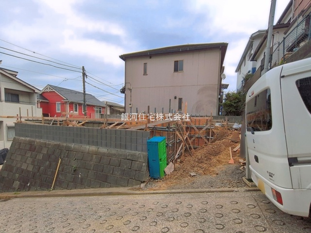 G00393600 神奈川県横浜市金沢区富岡西１丁目 新築一戸建て 5180万円 土地面積107.91m² (約32.64坪) 建物面積100.78m² (約30.48坪) 間取り４ＬＤＫ 築年月2026年07月【外観12】
